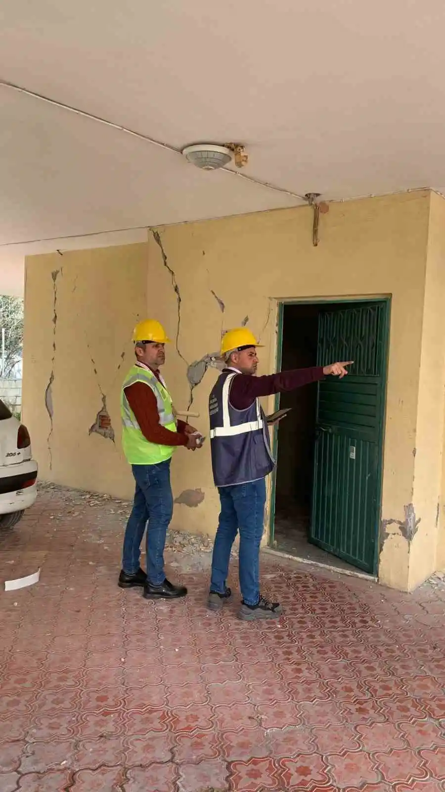 Antalya Büyükşehir Belediyesi ekipleri sahada hasar tespit çalışmalarını sürdürüyor