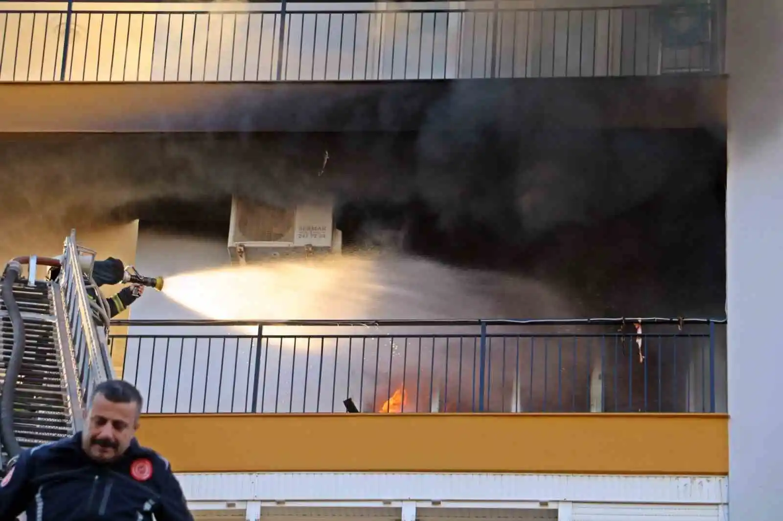 Antalya'da apartman sakinlerini sokağa döken yangın
