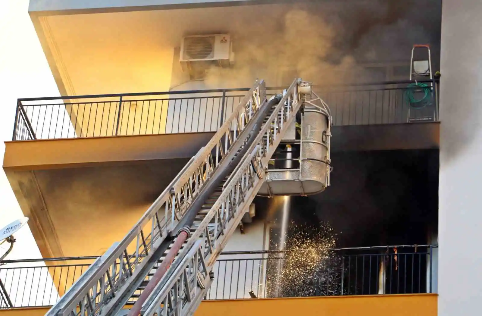 Antalya’da apartman sakinlerini sokağa döken yangın