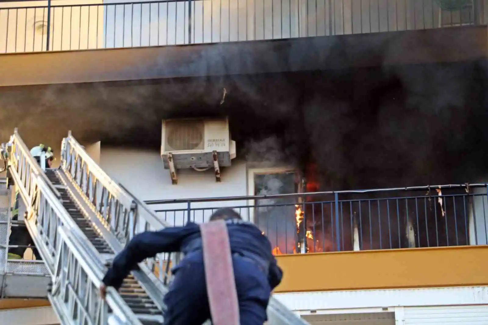 Antalya’da apartman sakinlerini sokağa döken yangın
