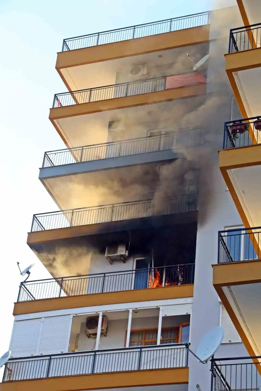 Antalya’da apartman sakinlerini sokağa döken yangın
