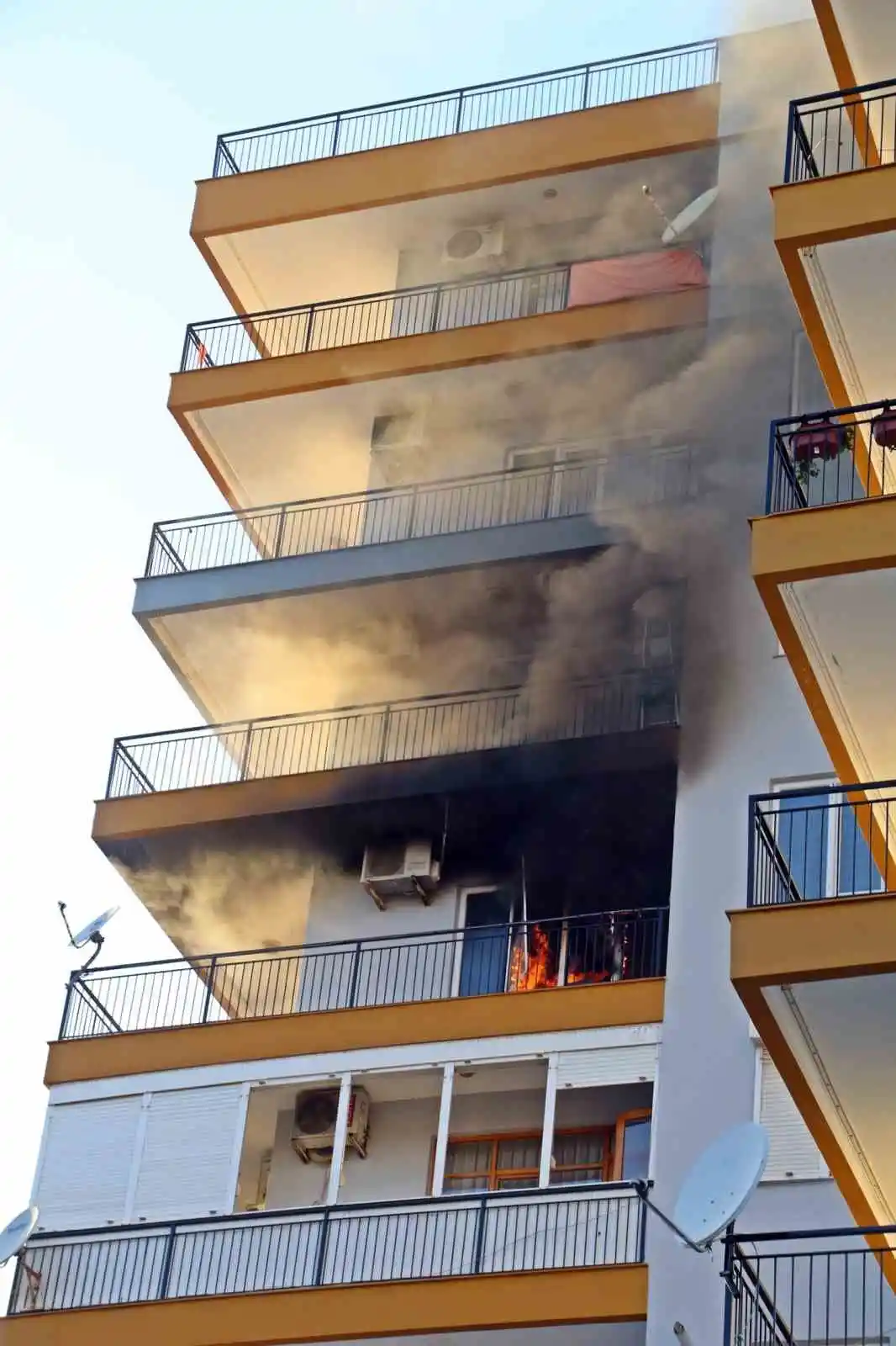 Antalya’da apartman sakinlerini sokağa döken yangın