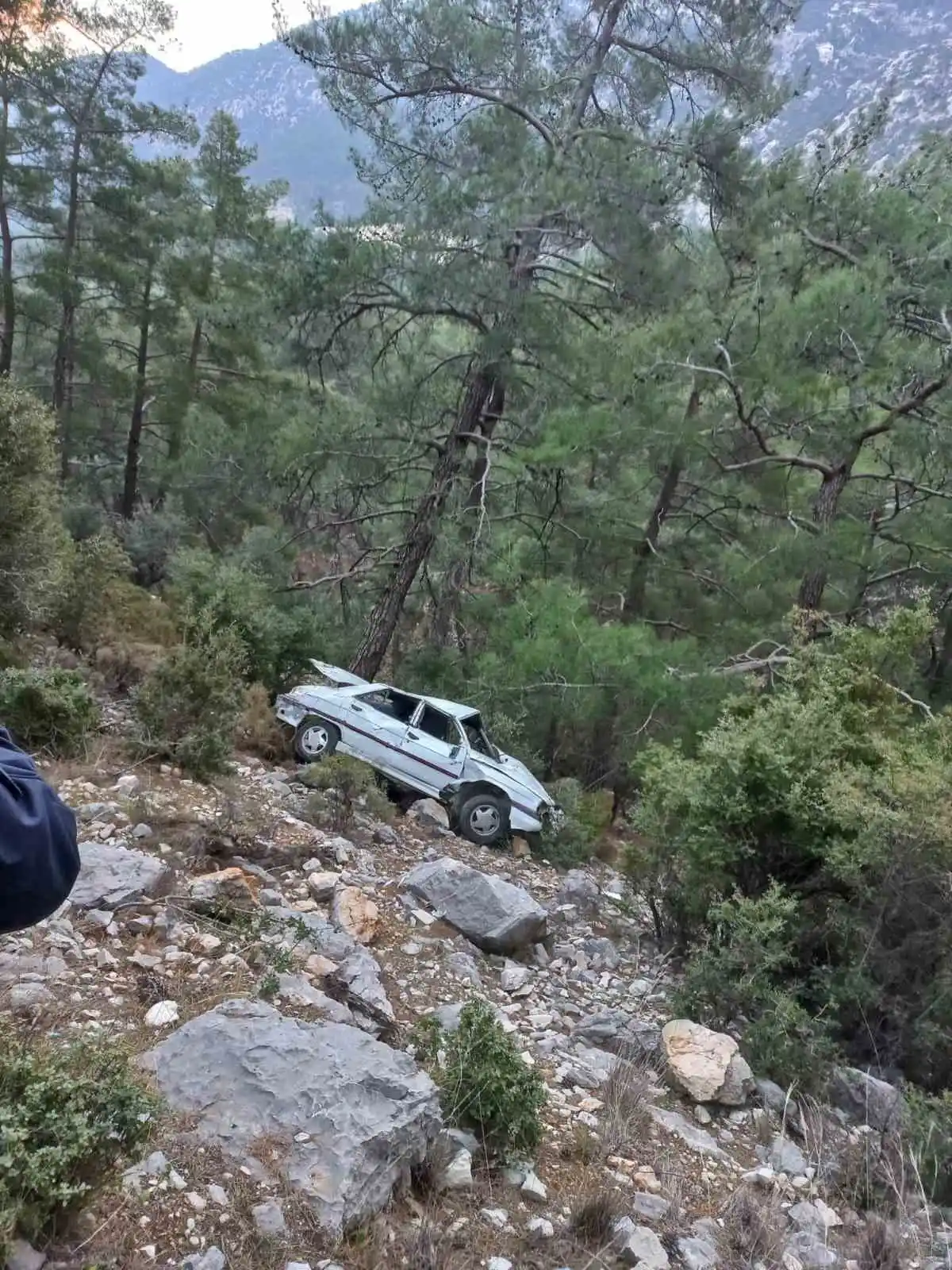 Antalya’da otomobil şarampole uçtu: 1 ölü, 1 yaralı