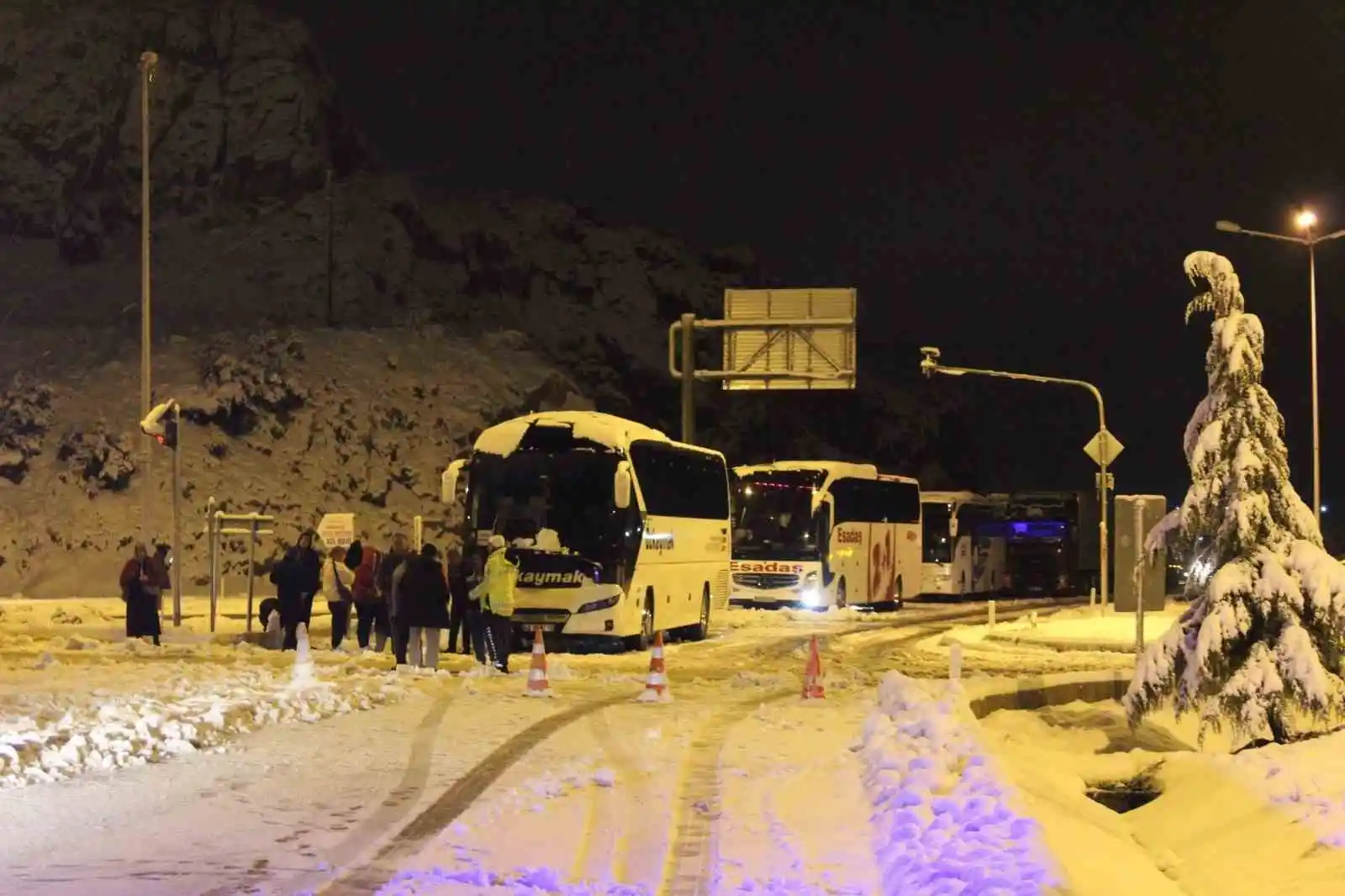 Antalya-Konya Kara Yolu'nda yüzlerce araç yolun açılmasını bekliyor