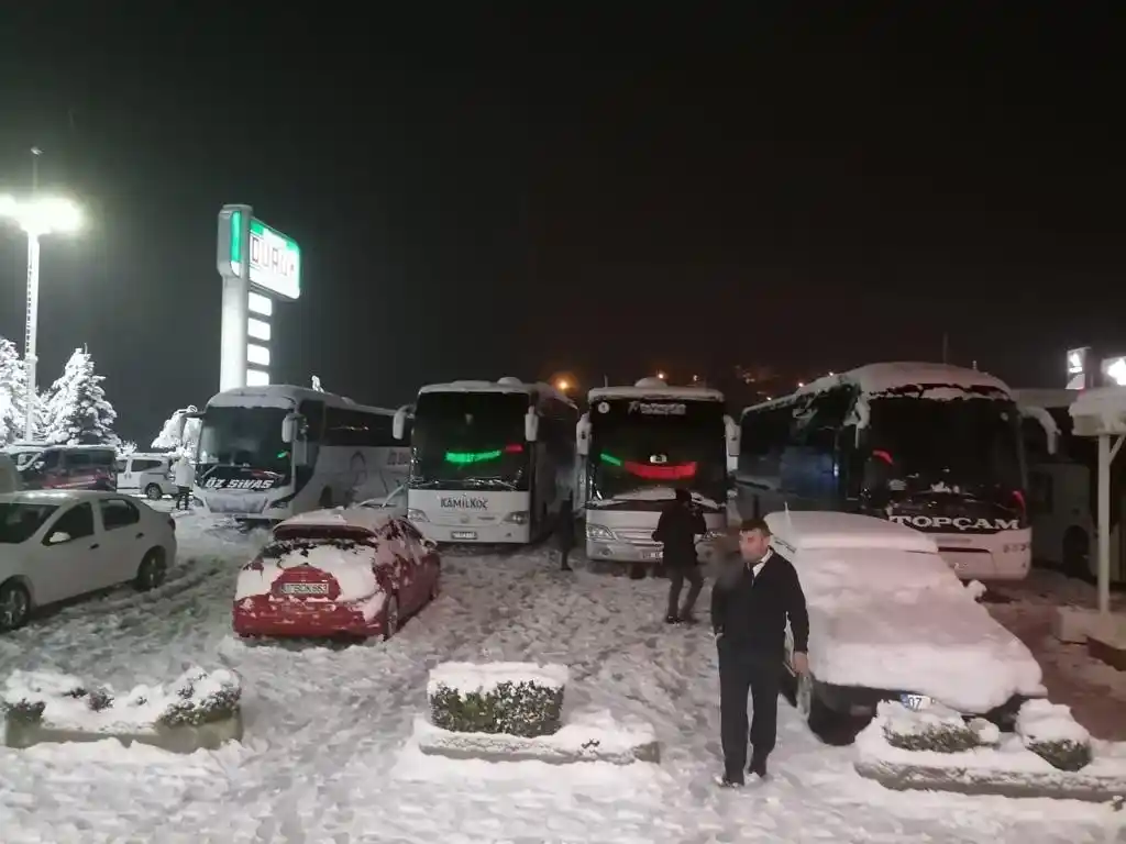Antalya-Konya Kara Yolu’nda yüzlerce araç yolun açılmasını bekliyor