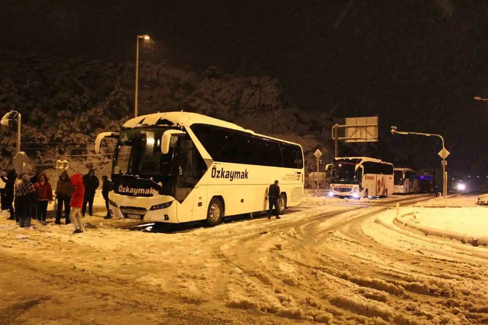 Antalya-Konya Kara Yolu’nda yüzlerce araç yolun açılmasını bekliyor