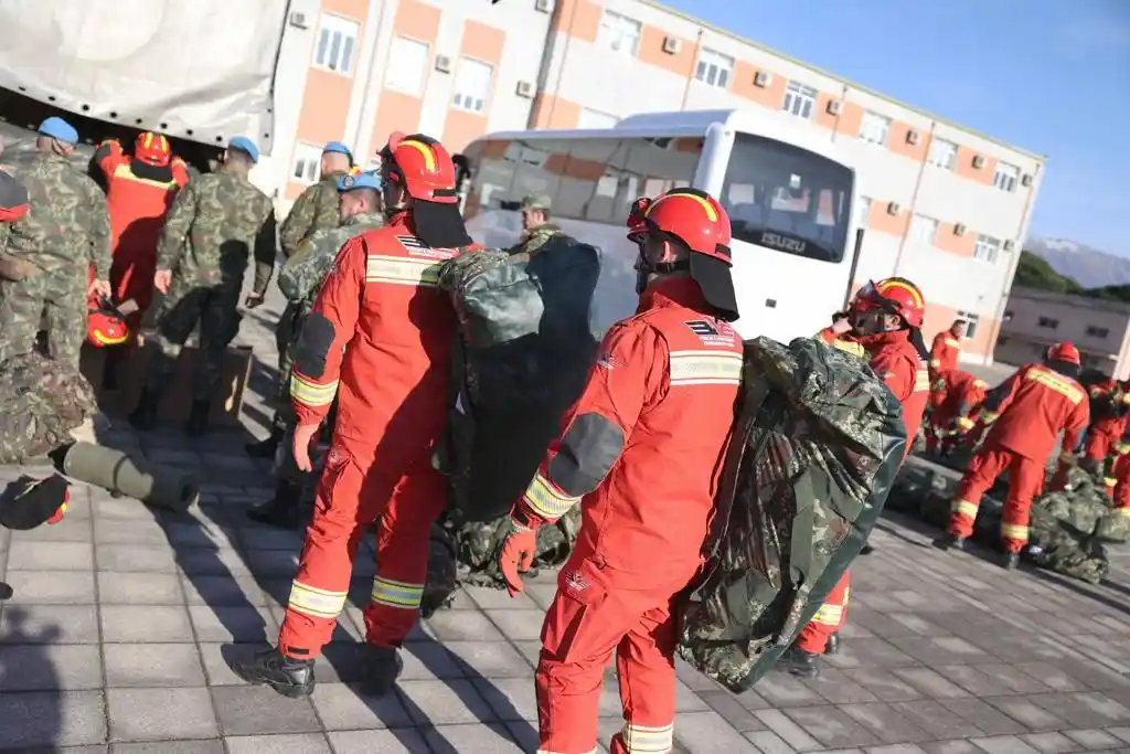 Arnavutluk’tan Türkiye’ye arama-kurtarma ekibi desteği