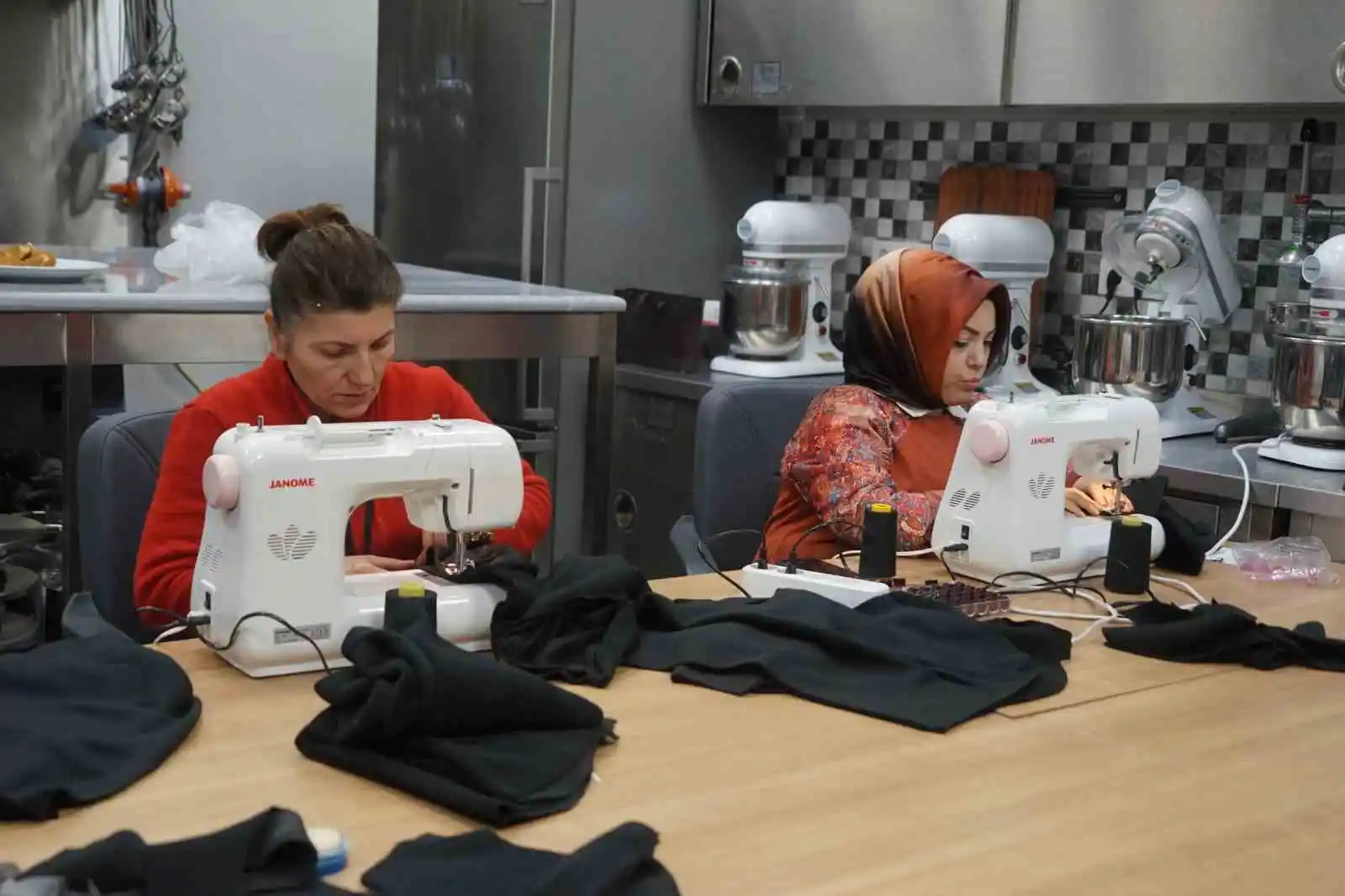Asrın felaketinde Kastamonulu kadınlar, polar mont dikimine başladı