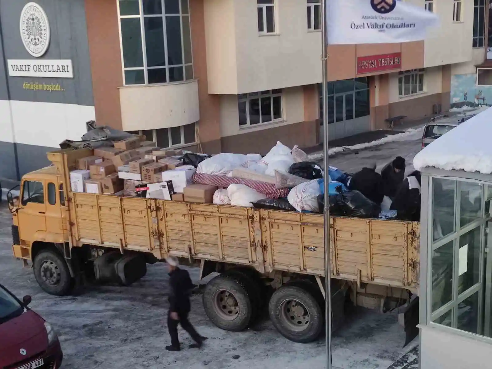 Atatürk Üniversitesi psikososyal destek ekibi ile 5. yardım tırı deprem bölgesine ulaştı
