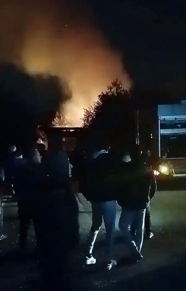 Atık malzeme toplayan gençlerin kaldığı gecekondu alev alev yandı
