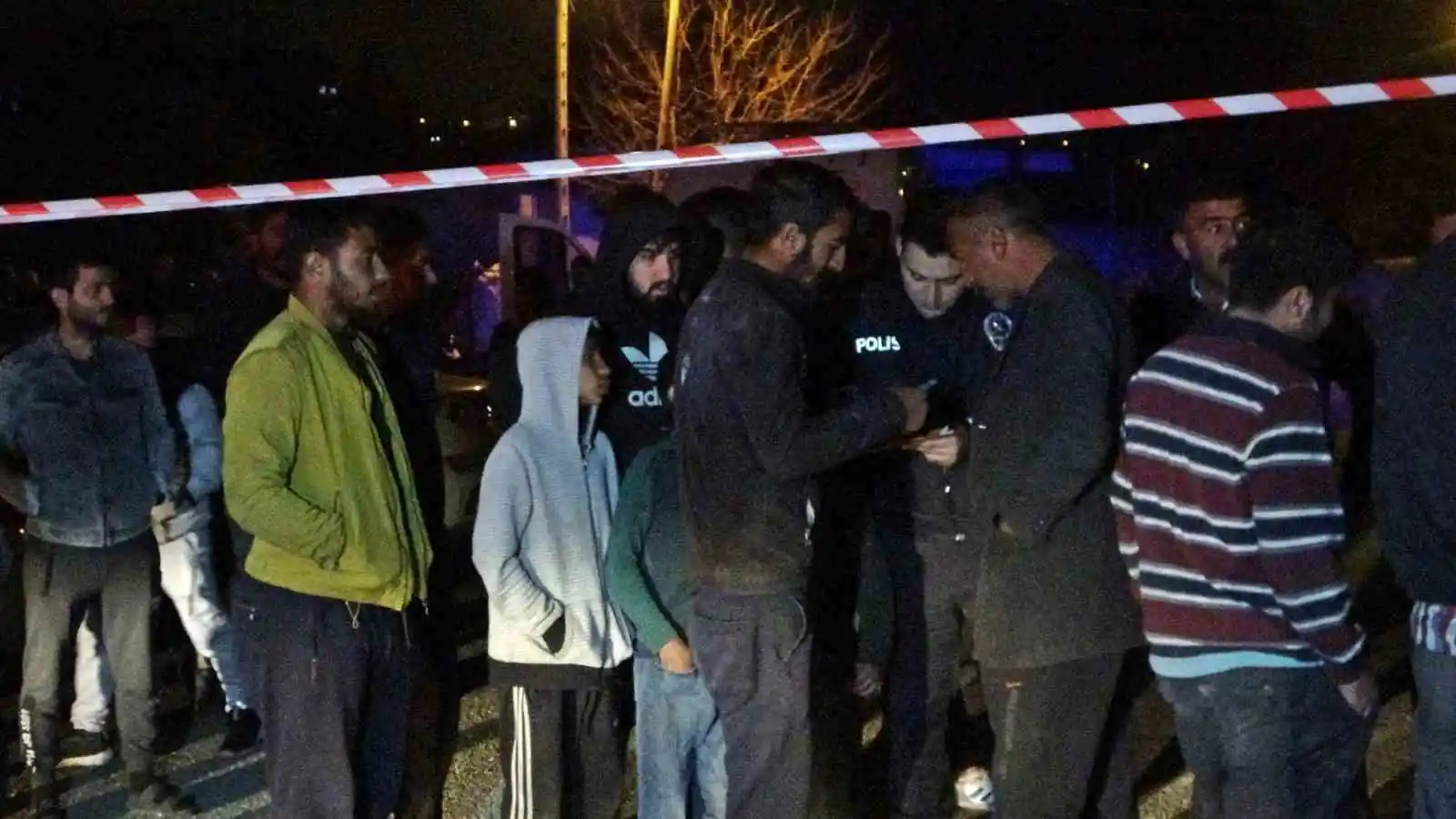 Atık malzeme toplayan gençlerin kaldığı gecekondu alev alev yandı