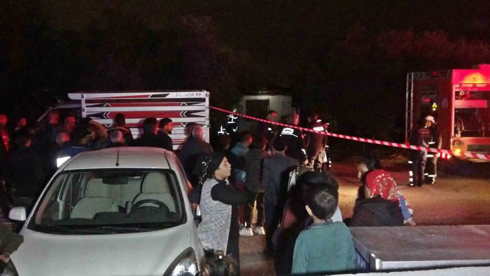 Atık malzeme toplayan gençlerin kaldığı gecekondu alev alev yandı