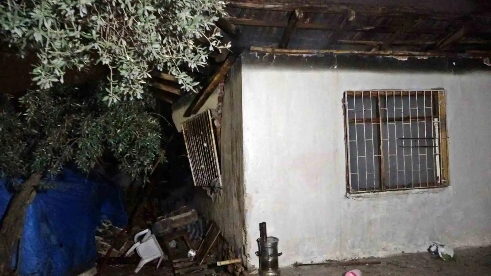 Atık malzeme toplayan gençlerin kaldığı gecekondu alev alev yandı