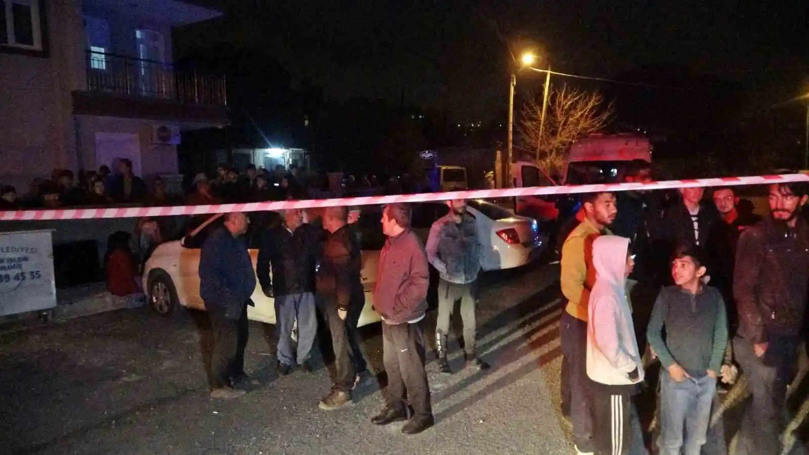 Atık malzeme toplayan gençlerin kaldığı gecekondu alev alev yandı