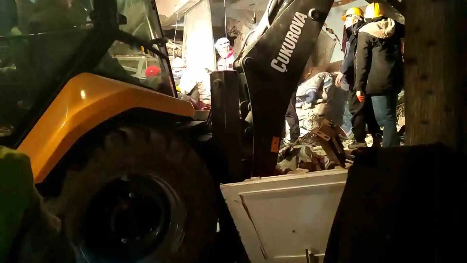Ayaklarına doladığı bez parçalarıyla 72 saat yaşama tutundu