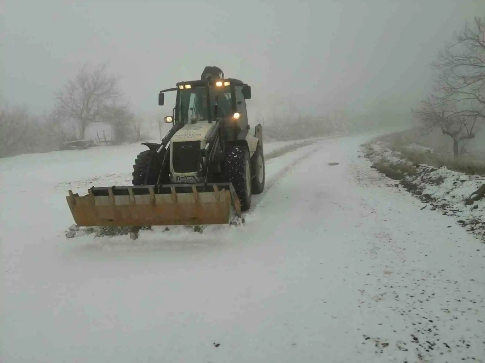 Aydın Büyükşehir Belediyesi ekipleri karla mücadele çalışmalarını sürdürüyor
