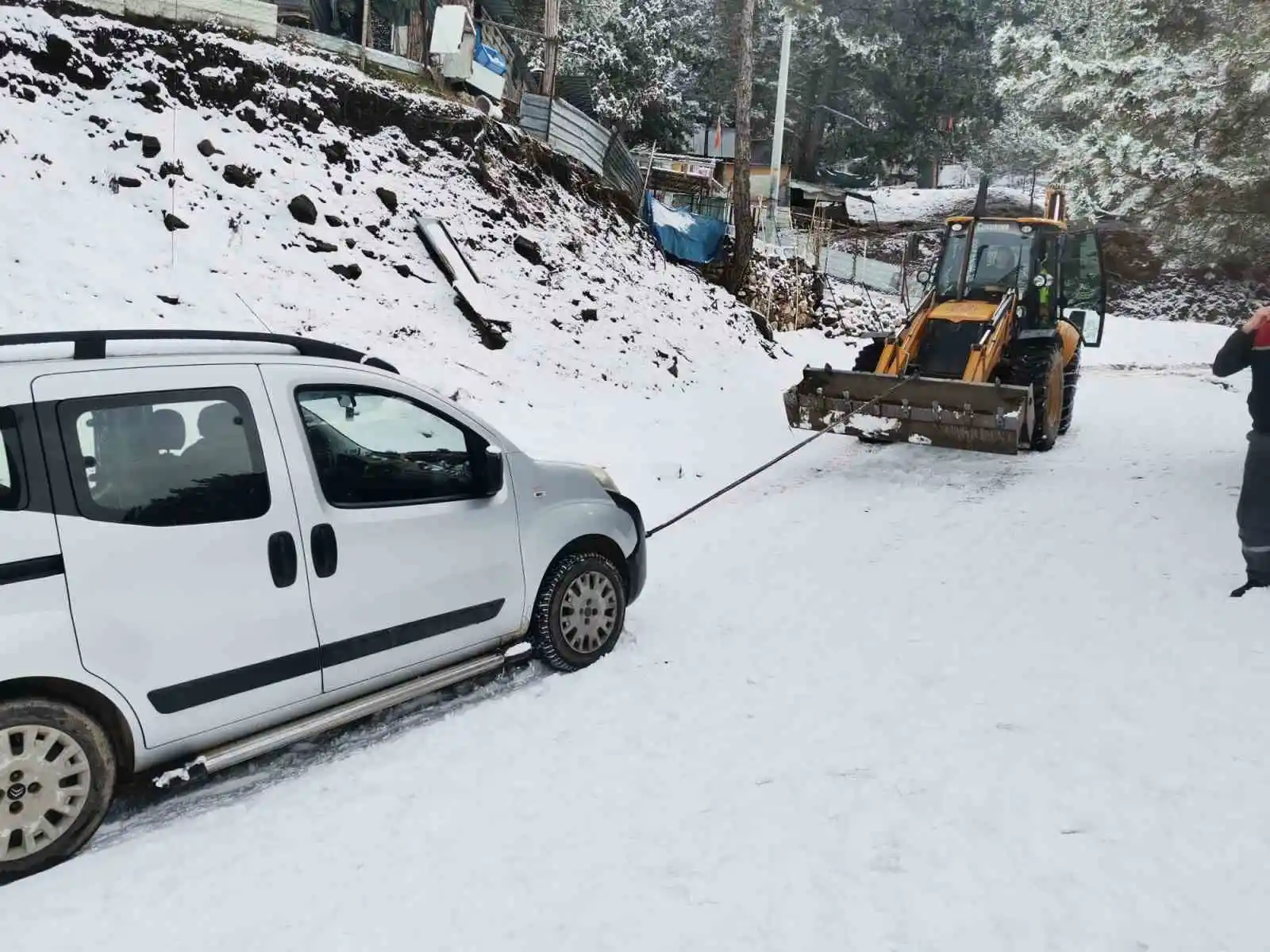 Aydın Büyükşehir Belediyesi ekipleri karla mücadele çalışmalarını sürdürüyor
