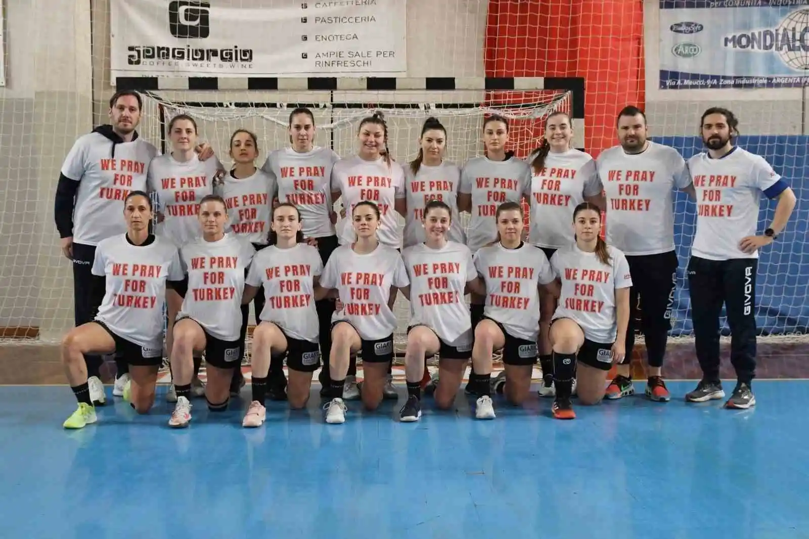 Ayşenur Sormaz'ın takımı Ariosto Pallamano Ferrara'dan depremzedelere destek