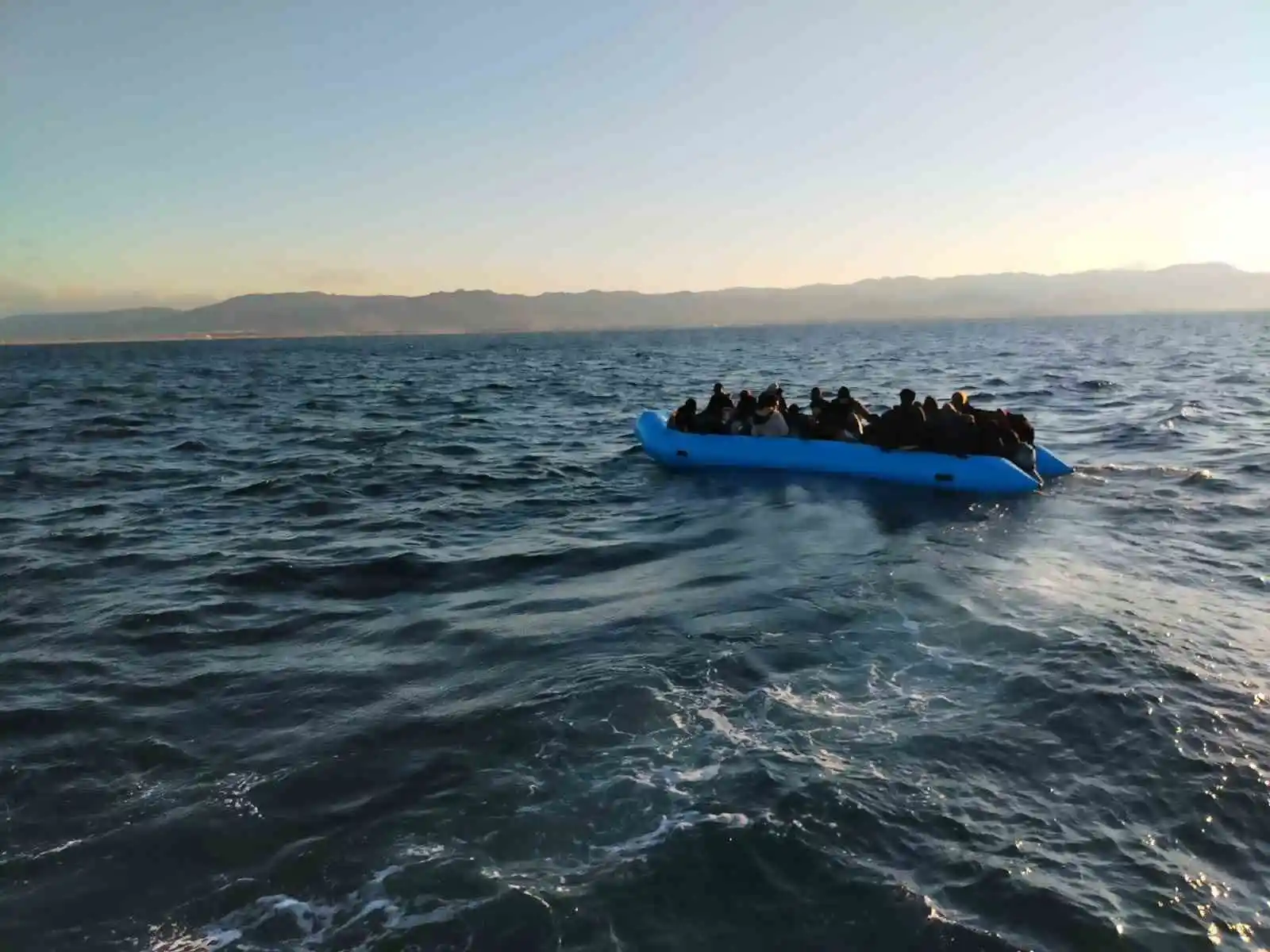 Ayvalık açıklarında 33 düzensiz göçmen yakalandı