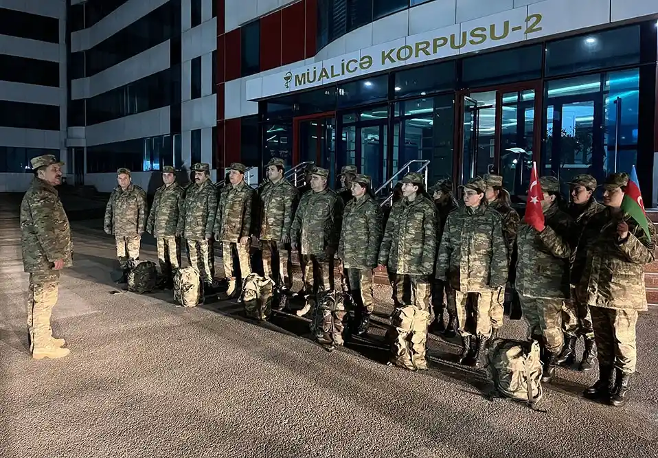 Azerbaycan, 20 kişilik askeri sağlık personelini Türkiye'ye gönderdi

