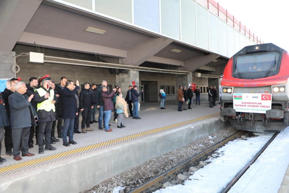 Azerbaycan'dan deprem bölgesine 510 ton yardım