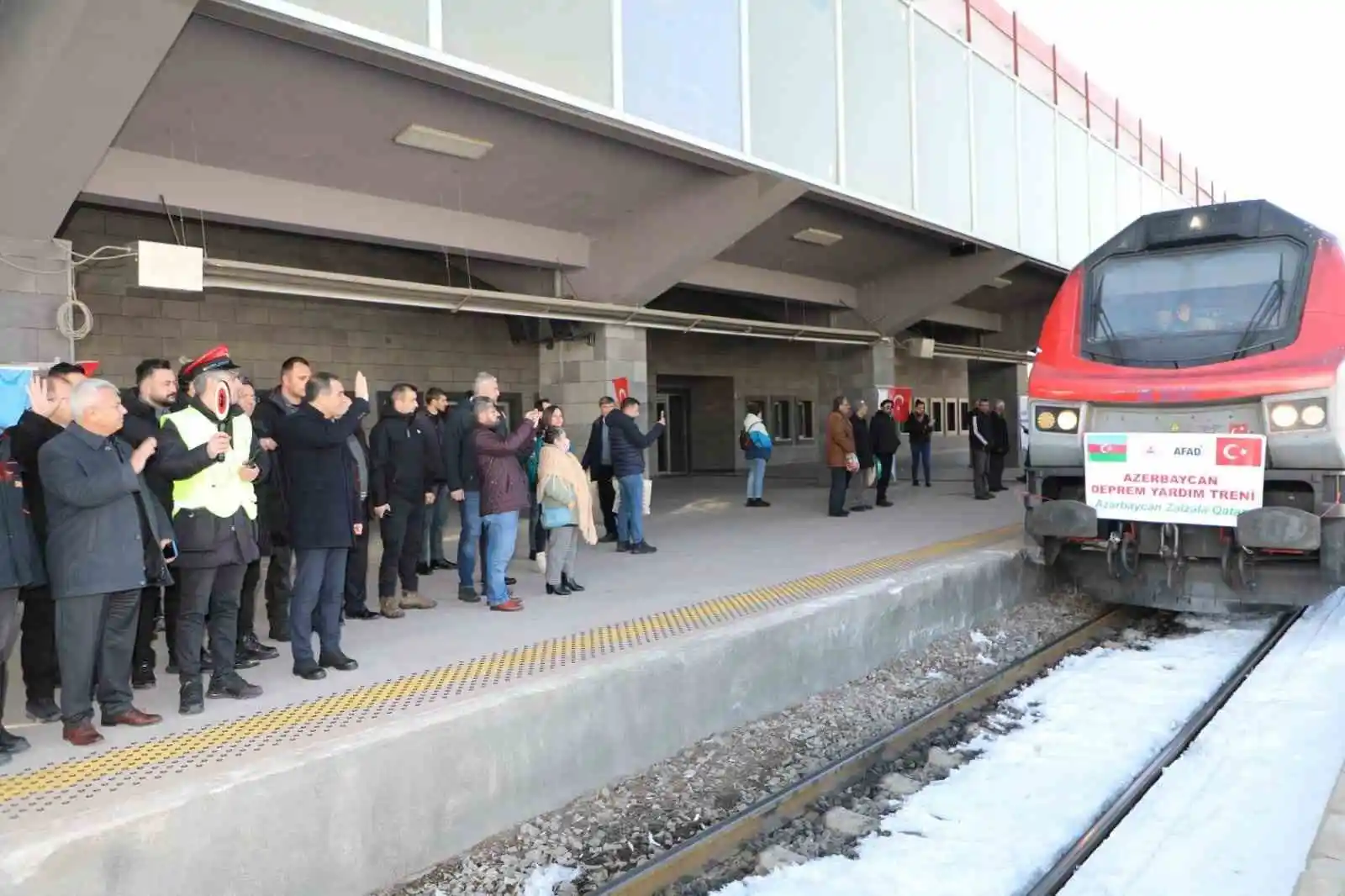 Azerbaycan’dan deprem bölgesine 510 ton yardım