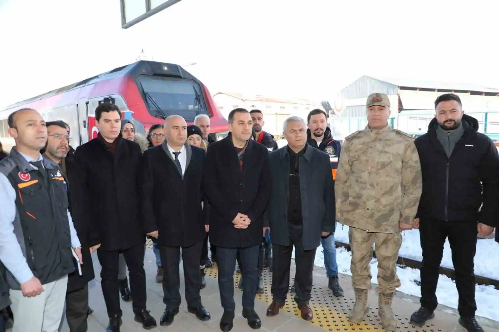 Azerbaycan’dan deprem bölgesine 510 ton yardım