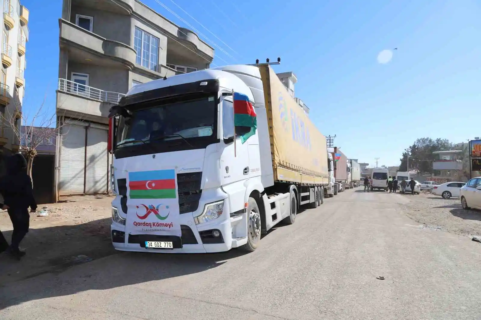 Azerbaycan'dan gelen 4 yardım tırı Adıyaman'a ulaştı

