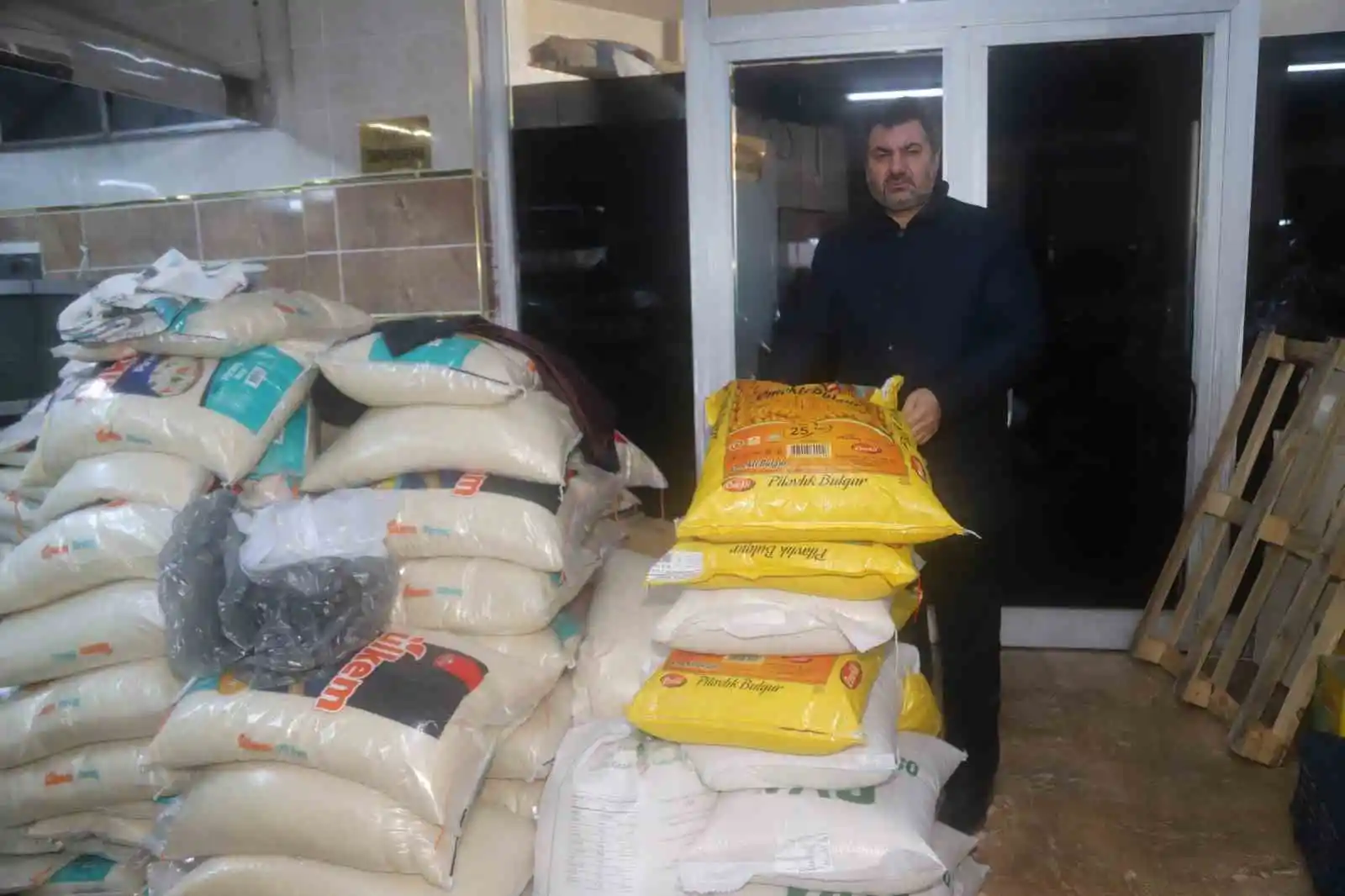 Azerbaycan’dan gelen 4 yardım tırı Adıyaman’a ulaştı
