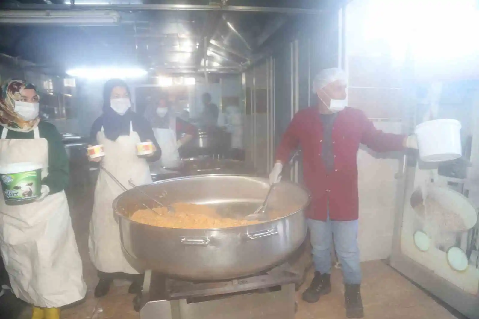 Azerbaycan’dan gelen 4 yardım tırı Adıyaman’a ulaştı