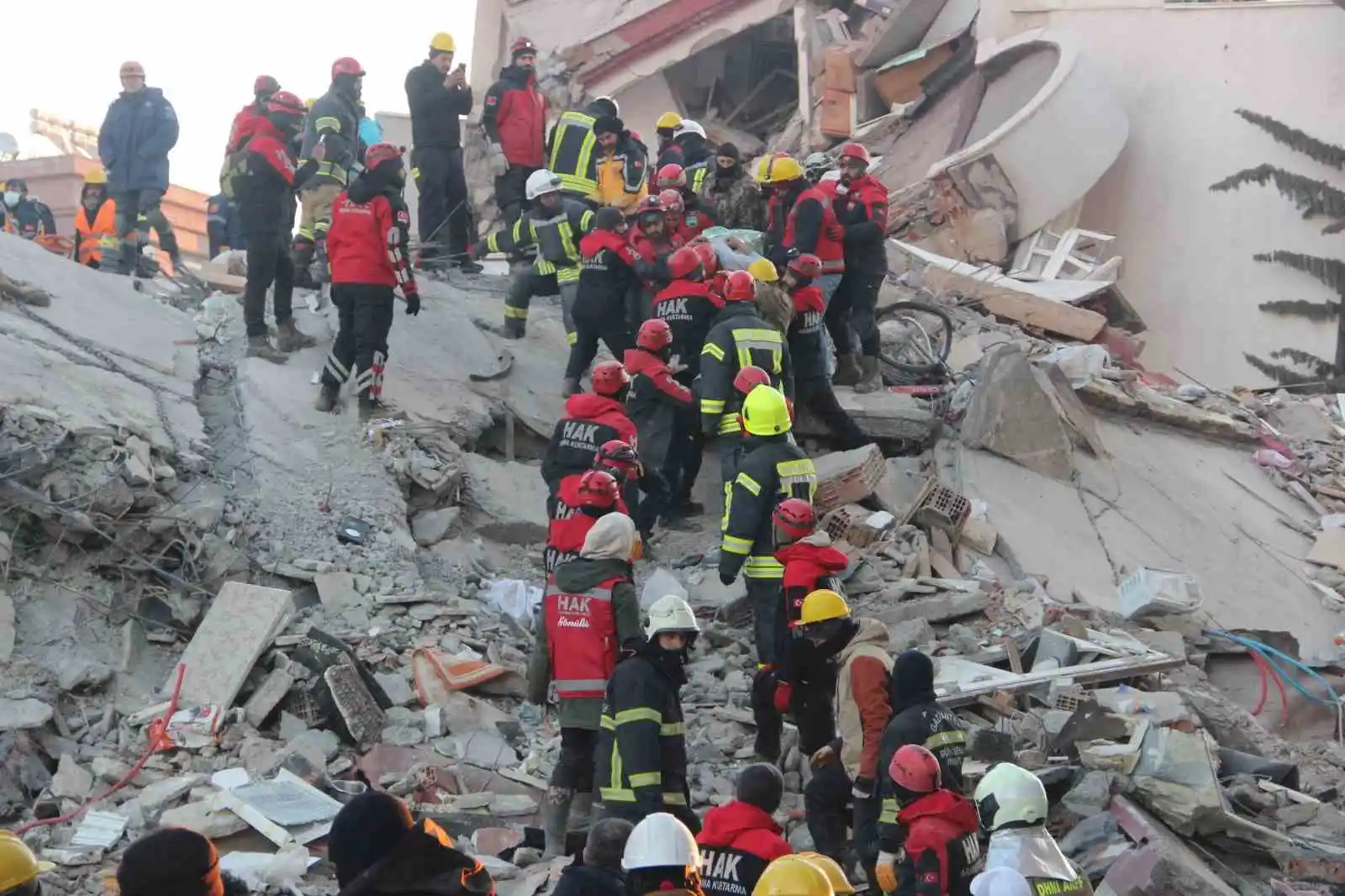 Baba ve 2 oğlu enkazdan 76 saat sonra kurtarıldı