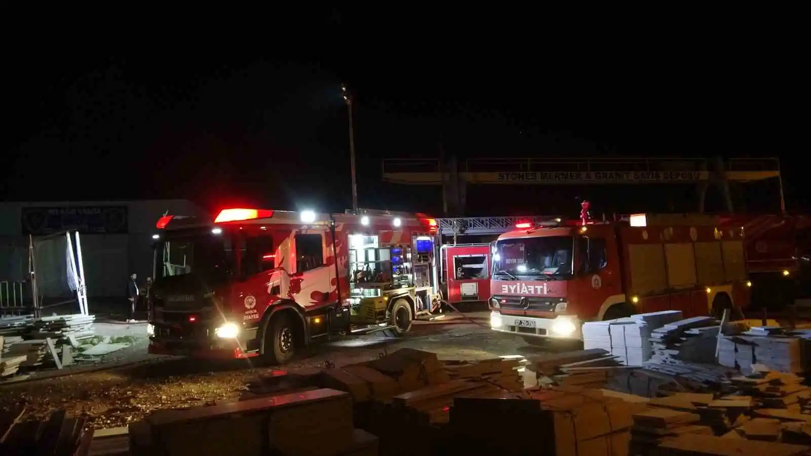 Babasını kaybettiği gün, atölyesi de küle döndü