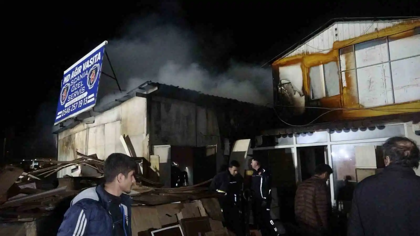 Babasını kaybettiği gün, atölyesi de küle döndü