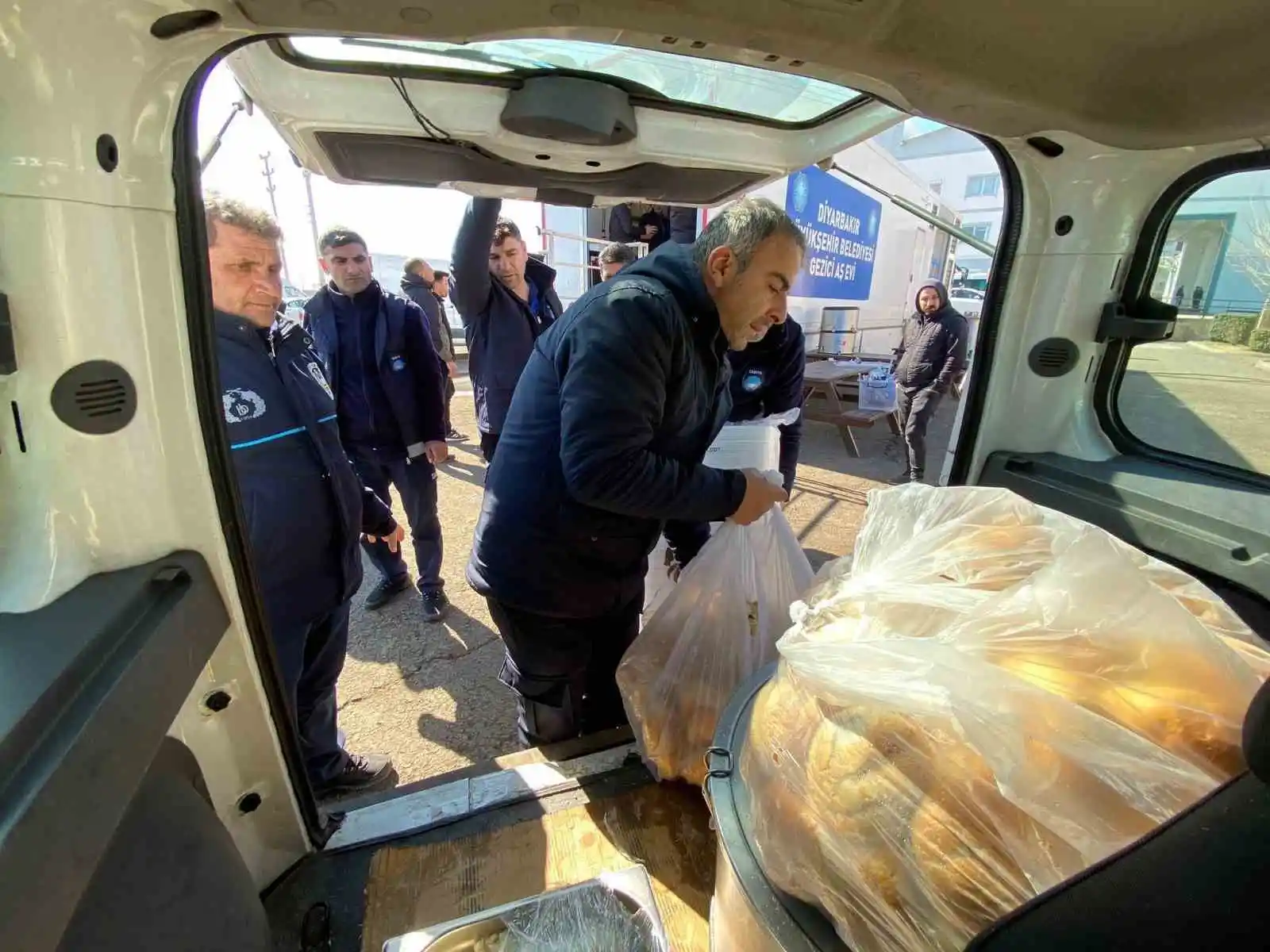 Bağlar Belediyesi nakliyeden, yemek hizmetine kadar depremzedelerin yanında