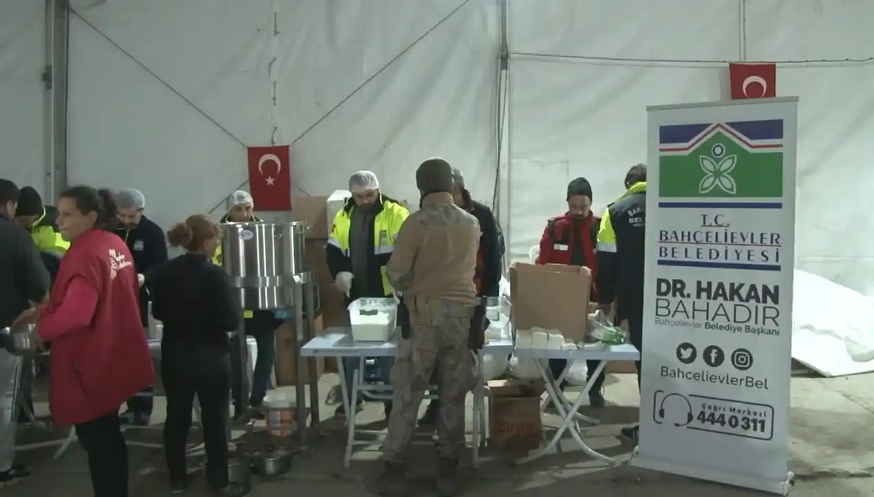 Bahçelievler Belediyesi Hatay'da aşevi çadırı kurdu