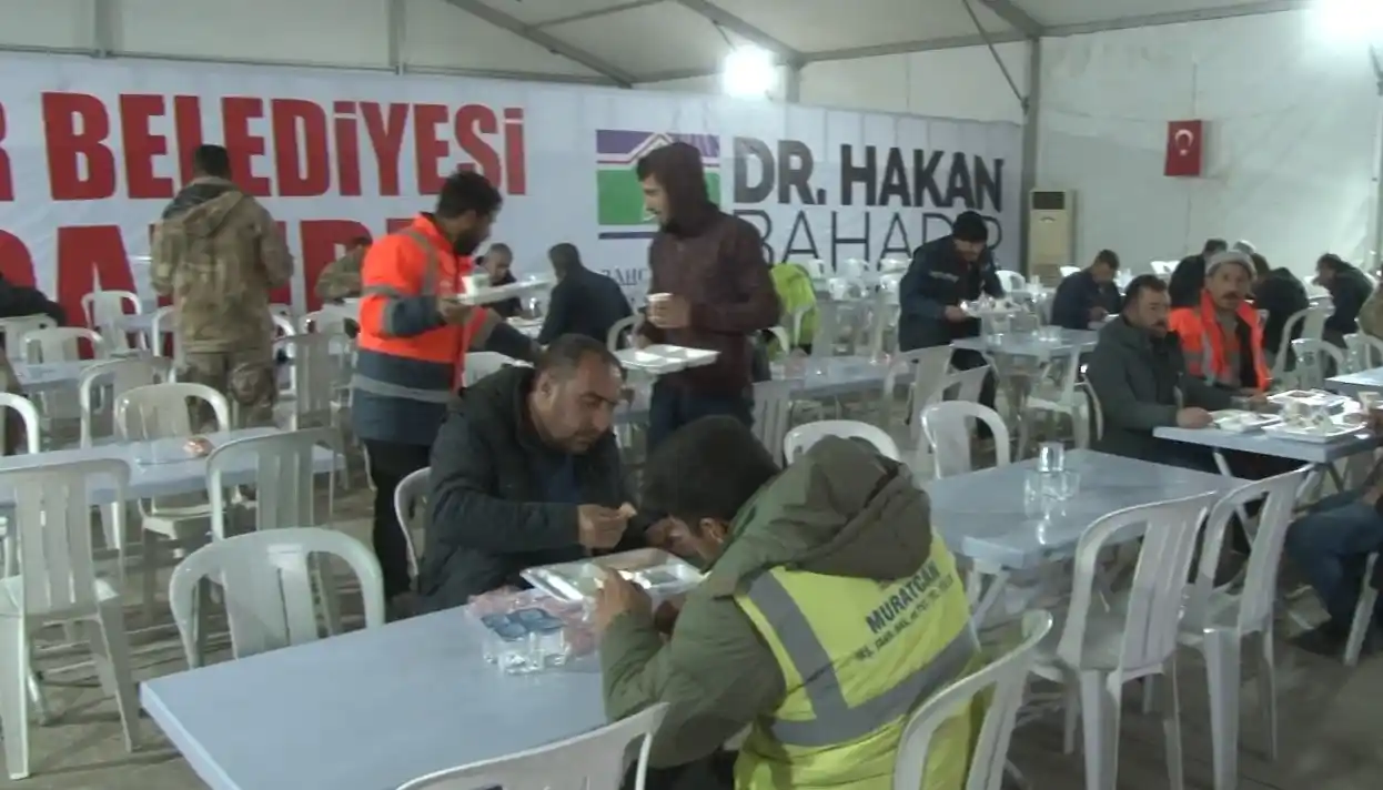 Bahçelievler Belediyesi Hatay’da aşevi çadırı kurdu