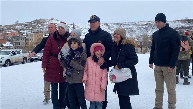Bakan Akar, Kars'ta vatandaşlarla buluştu
