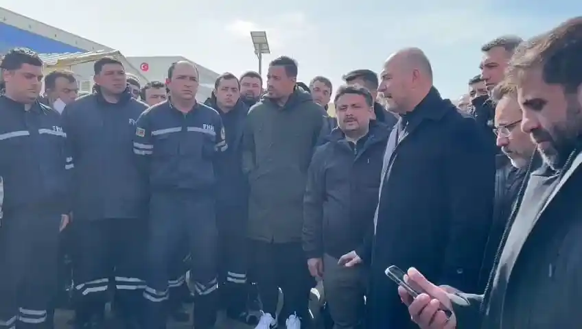 Bakan Soylu Kahramanmaraş’ta Azerbaycan arama kurtarma ekiplerini ziyaret etti
