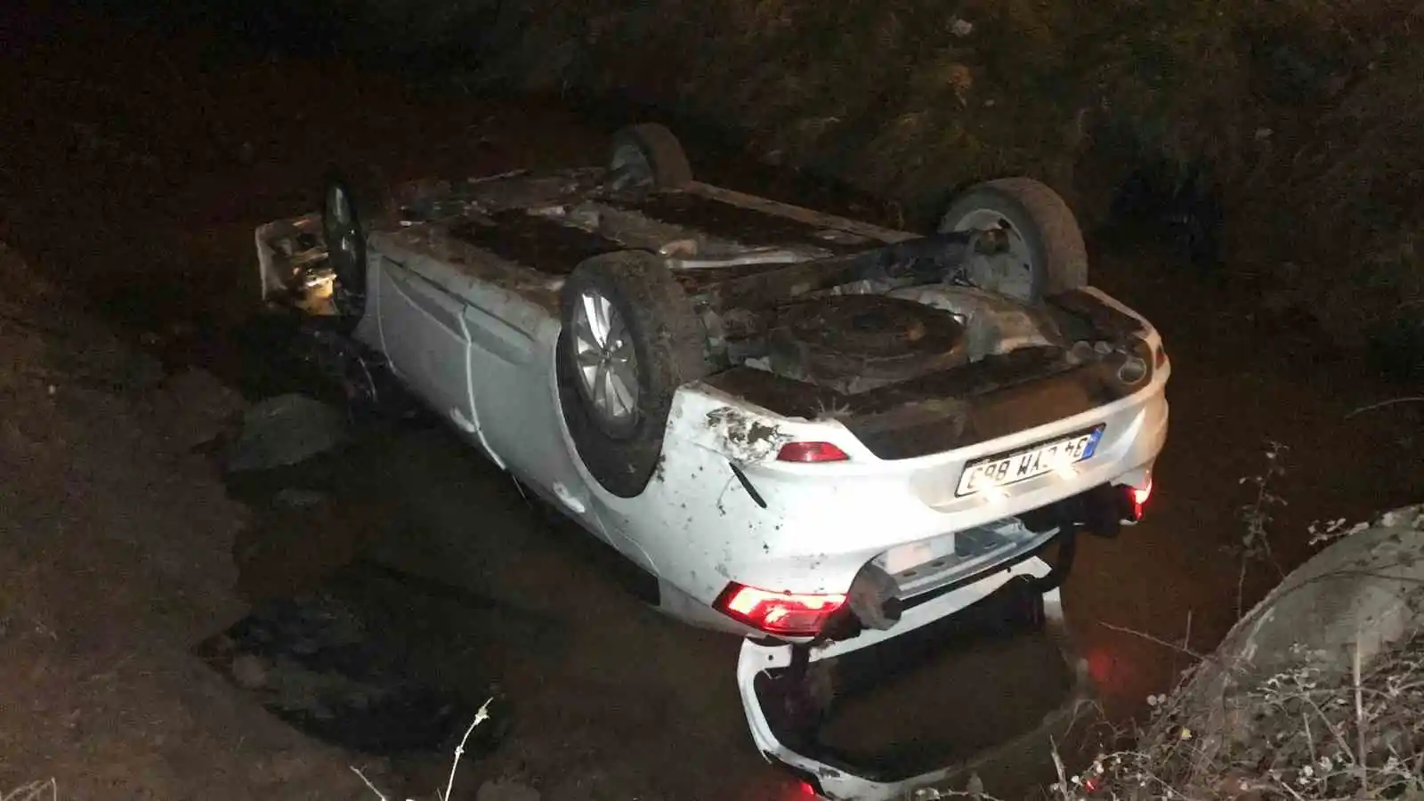 Başka araca çarpmamak için manevra yapan otomobil dereye uçtu