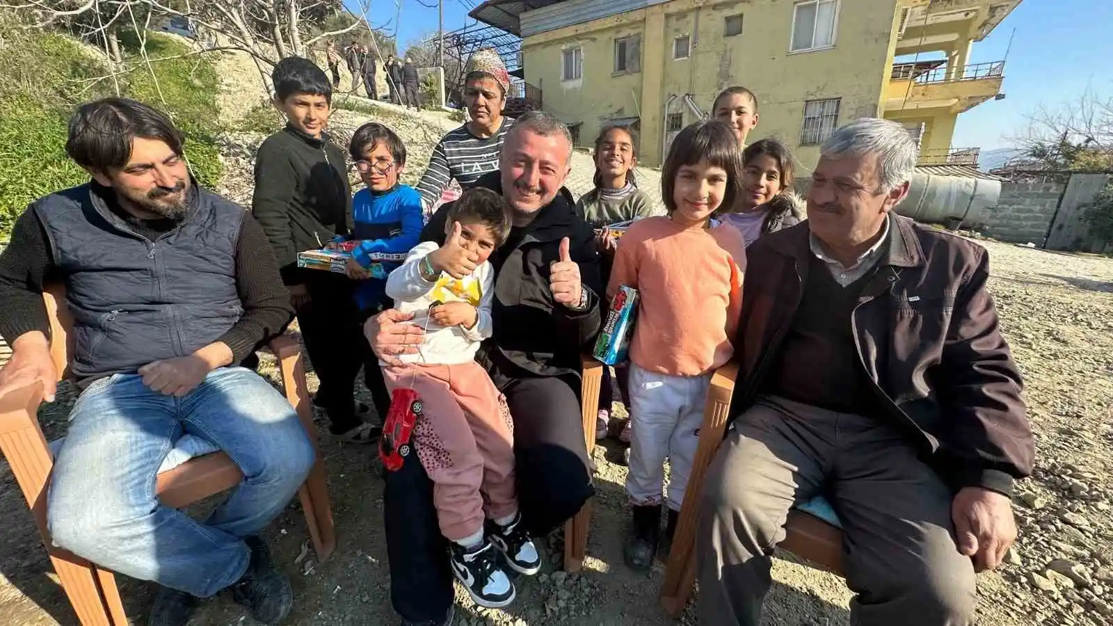 Başkan Büyükakın, depremzede çocukların yüzünü hediyelerle güldürdü