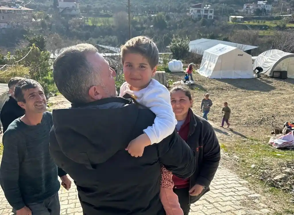 Başkan Büyükakın, depremzede çocukların yüzünü hediyelerle güldürdü