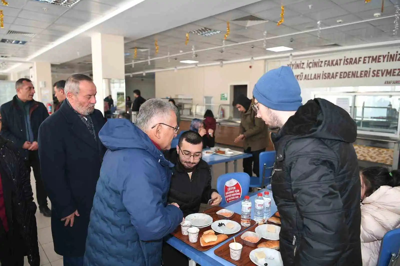 Başkan Büyükkılıç, depremzedeleri kaldıkları yurtta ziyaret etti