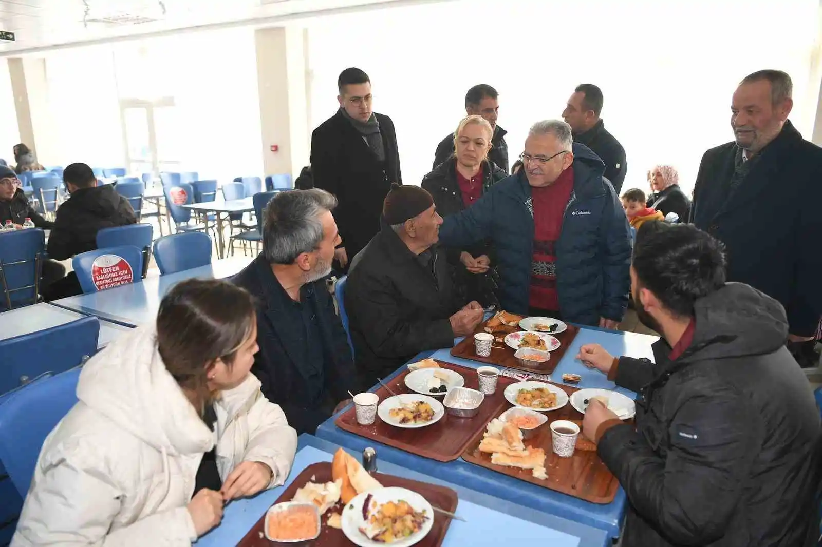 Başkan Büyükkılıç, depremzedeleri kaldıkları yurtta ziyaret etti