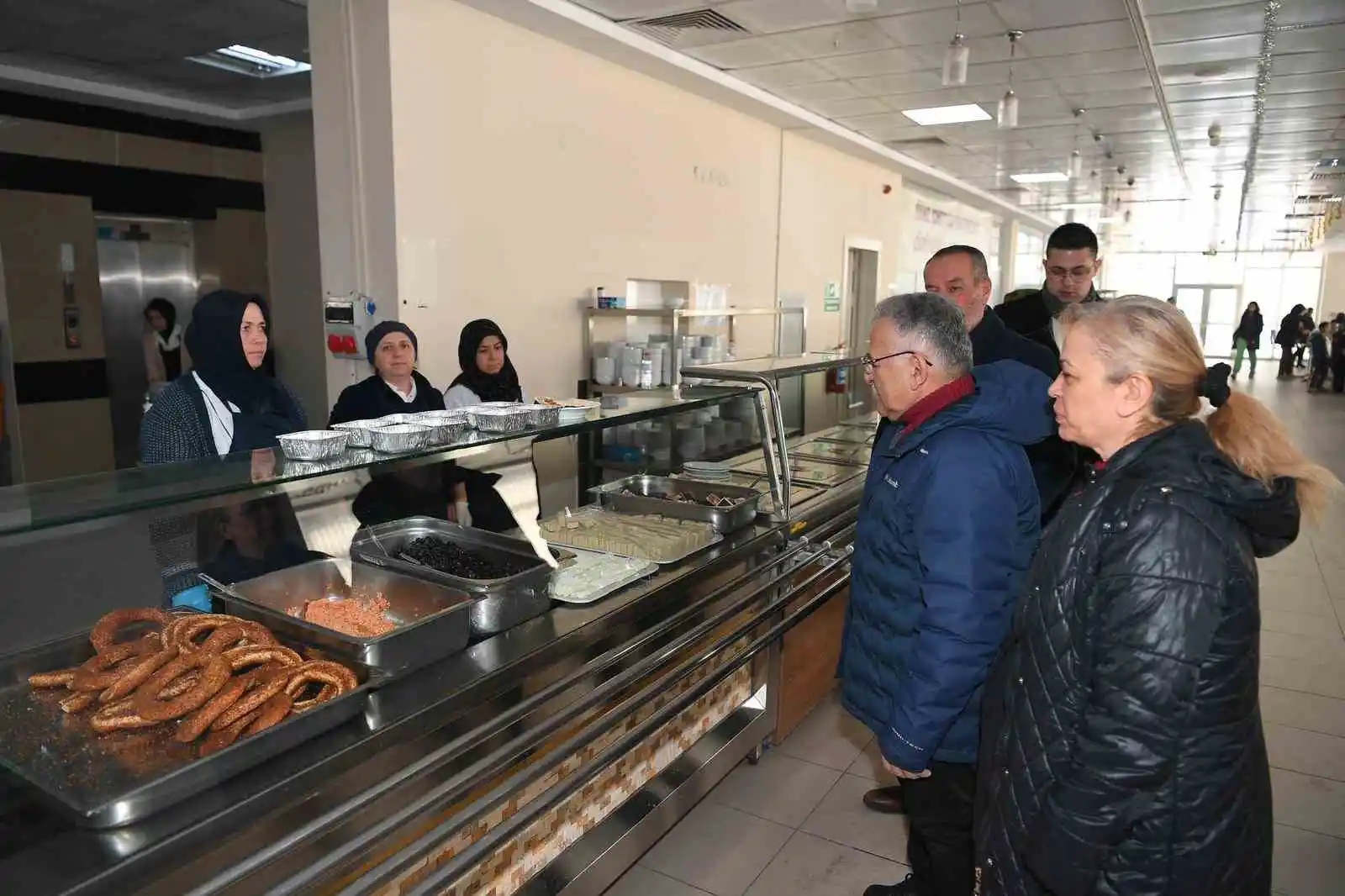 Başkan Büyükkılıç, depremzedeleri kaldıkları yurtta ziyaret etti