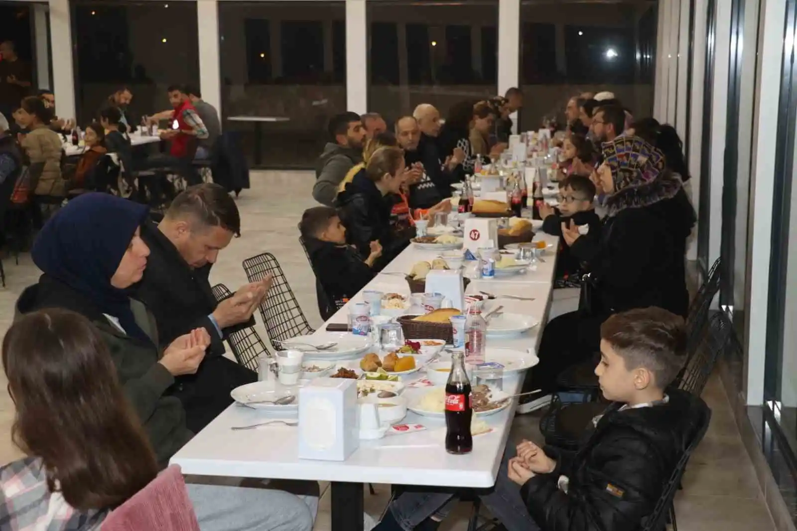 Başkan Kaplan depremzede vatandaşlarla yemekte buluştu
