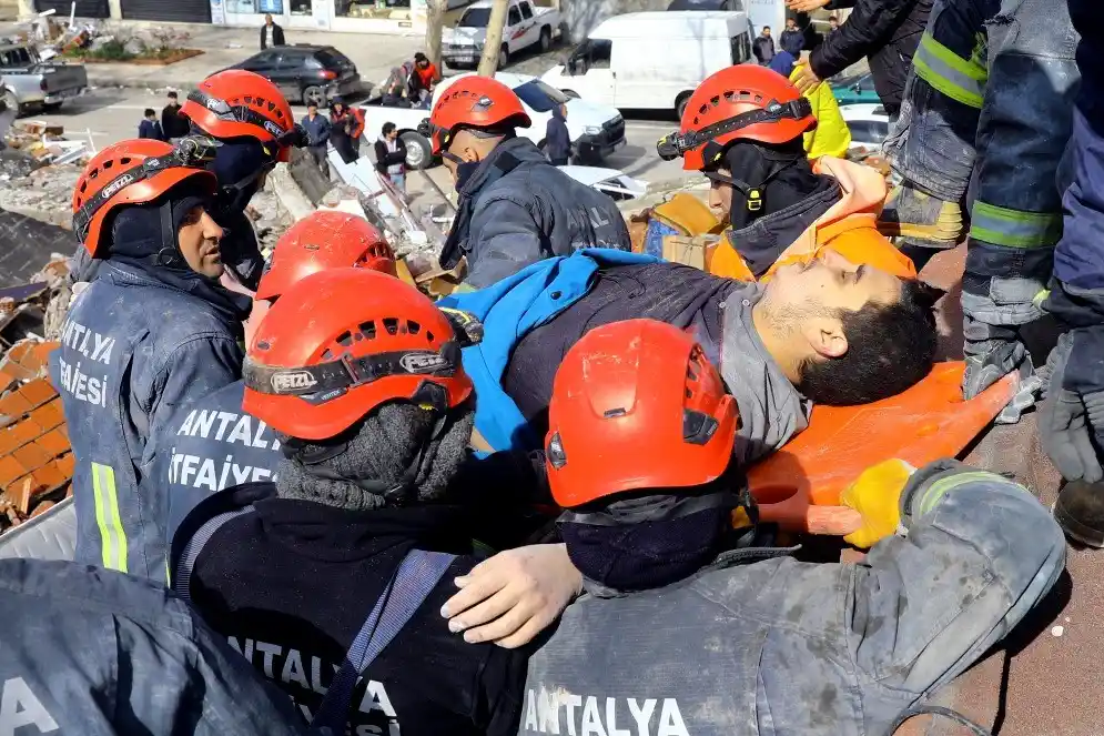 Başkan Muhittin Böcek, CHP Genel Başkanı Kılıçdaroğlu ile deprem bölgesinde