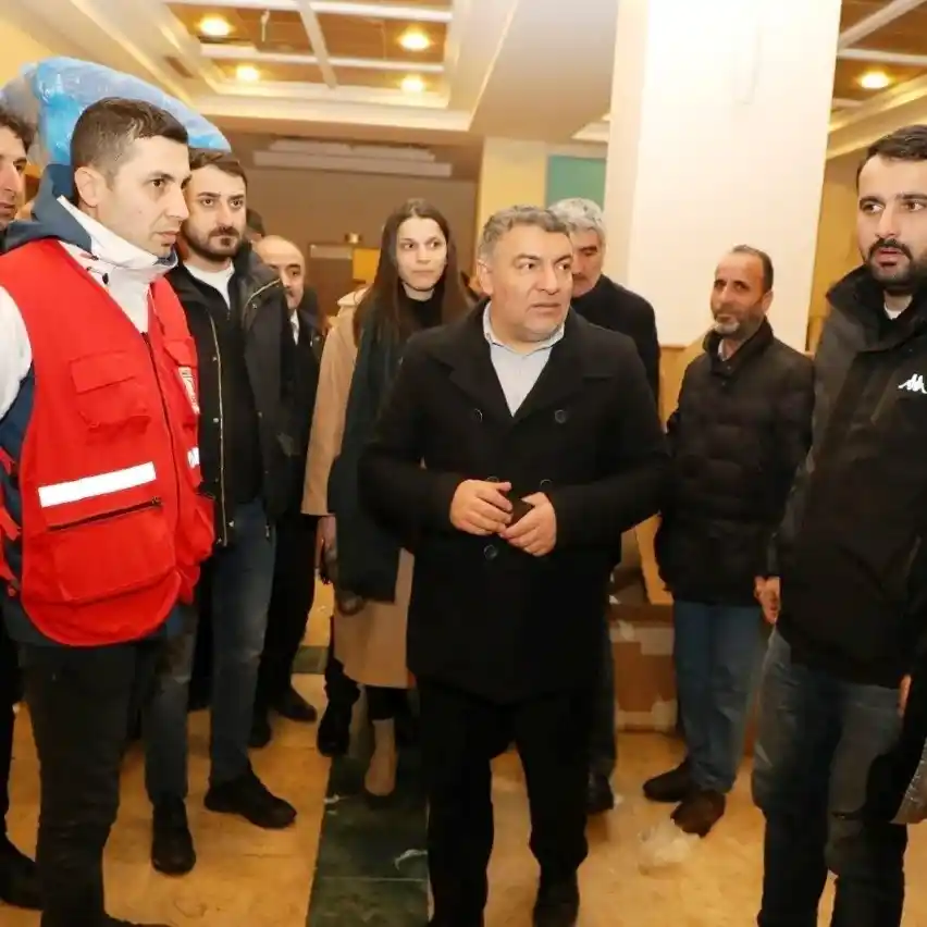 Başkan Şayir, 65 kişilik ekiple deprem bölgesinde