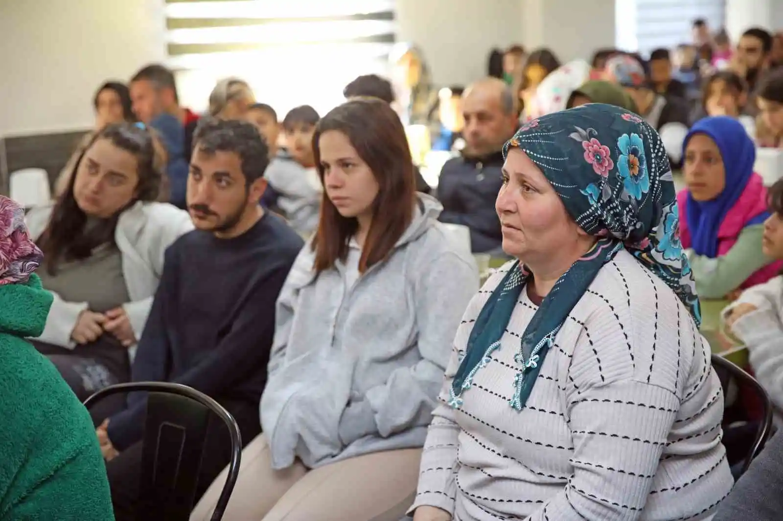 Başkan Yücel, belediyenin yurdunda kalan depremzedeleri ziyaret etti