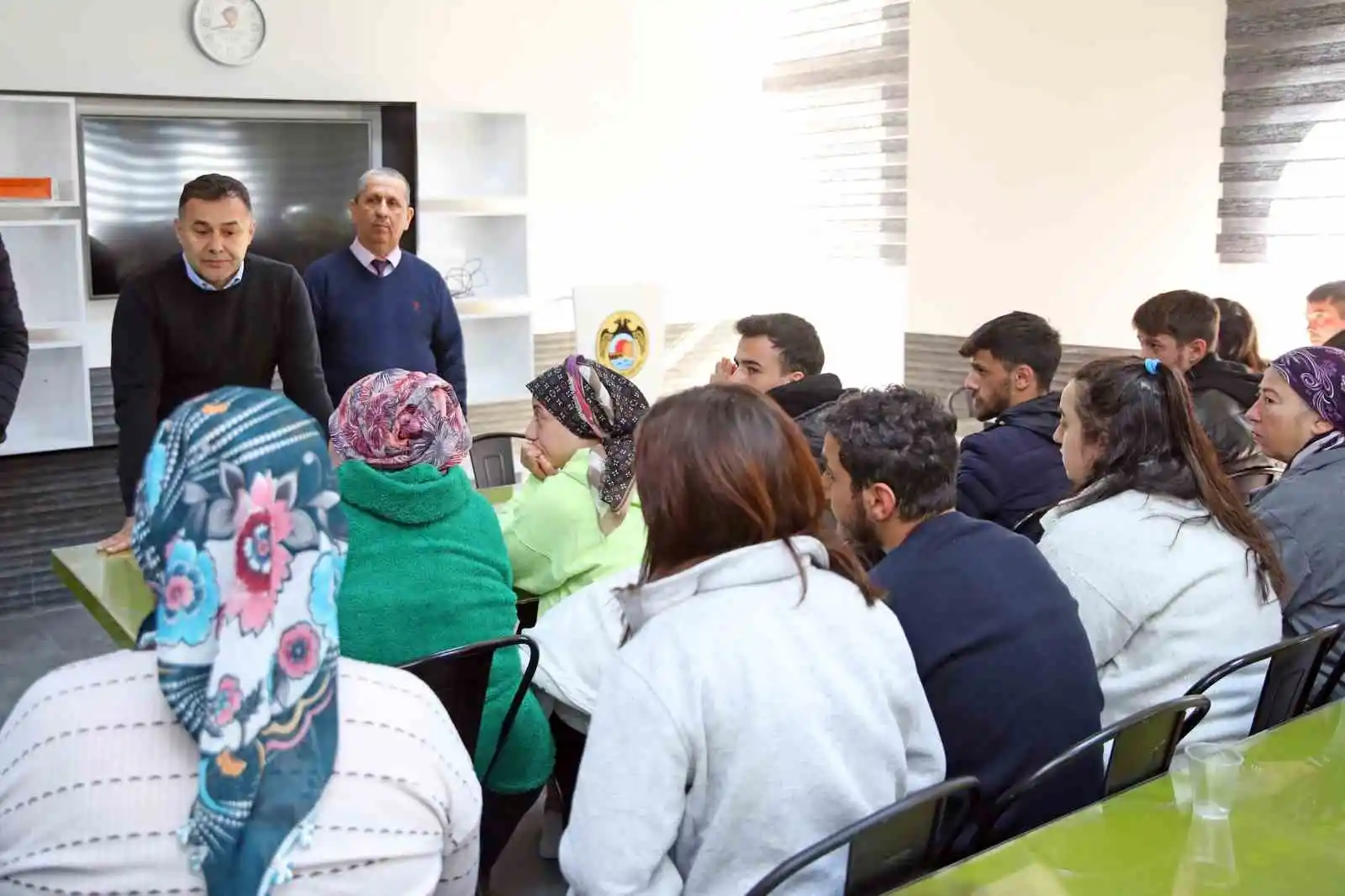 Başkan Yücel, belediyenin yurdunda kalan depremzedeleri ziyaret etti