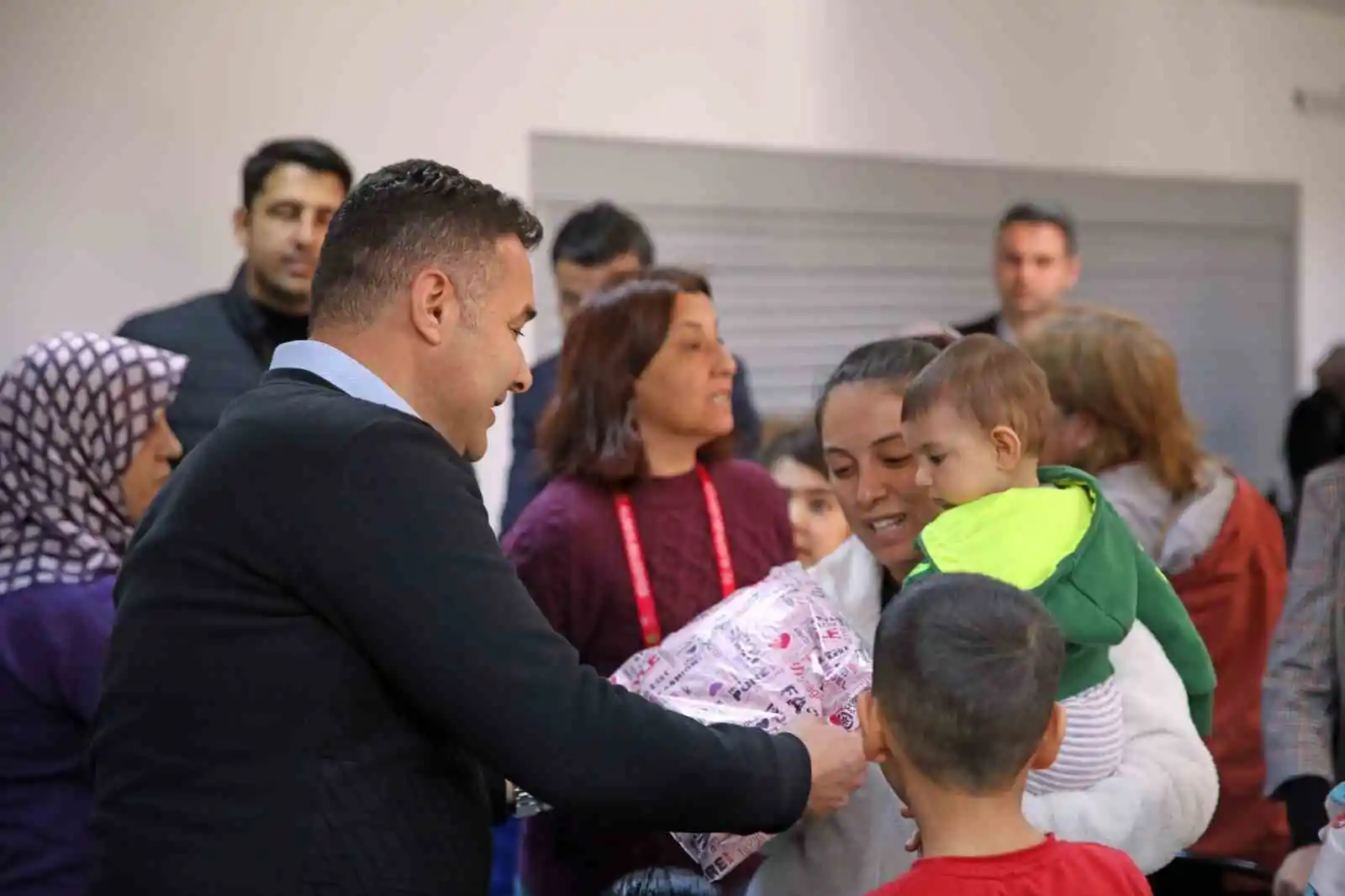Başkan Yücel, belediyenin yurdunda kalan depremzedeleri ziyaret etti